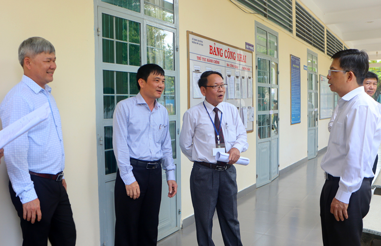 Phó Chủ tịch UBND tỉnh Lâm Đồng Đặng Trí Dũng kiểm tra, chỉ đạo công tác chuẩn bị tại điểm Thi trường THPT Cát Tiên