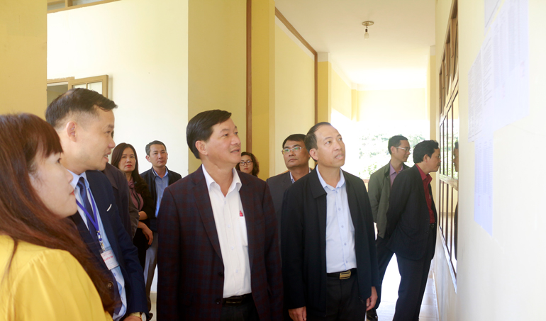 Bí thư Tỉnh ủy Lâm Đồng Trần Đức Quận kiểm tra nơi niêm yết danh sách thí sinh dự thi