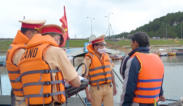 CSGT đường thủy kiểm tra phương tiện đường thủy ở hồ Tuyền Lâm