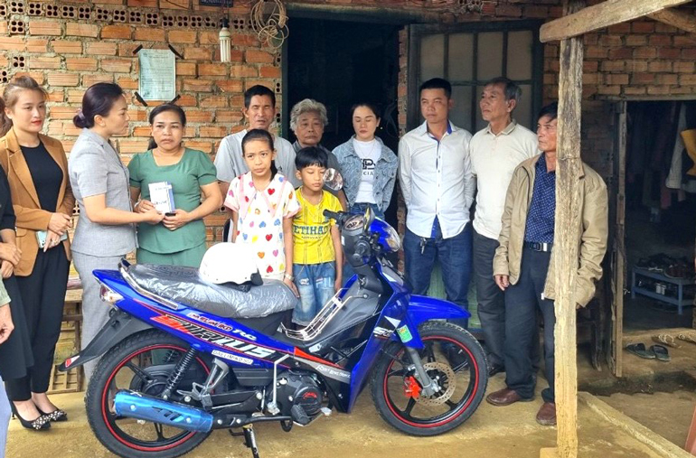 Bảo Lộc: Trao tặng xe máy cho hội viên phụ nữ có hoàn cảnh khó khăn