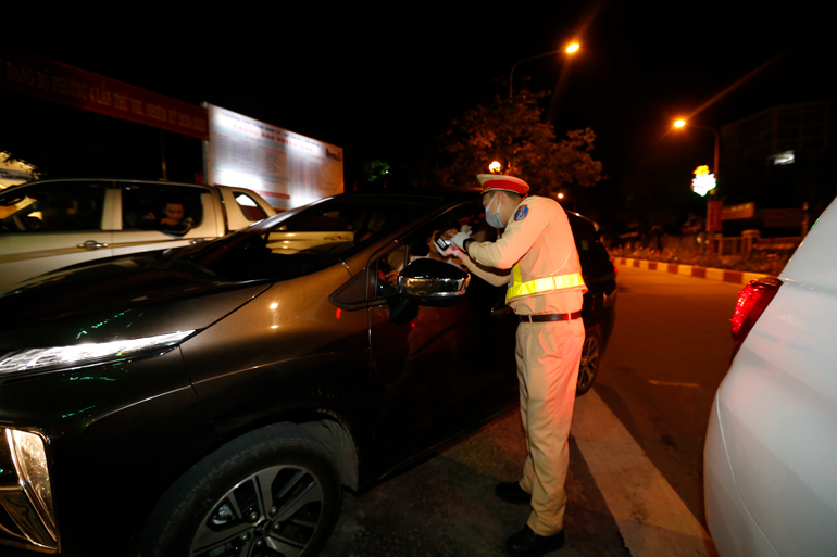 Cảnh sát giao thông Công an TP Đà Lạt kiểm tra nồng độ cồn tài xế 