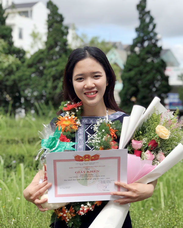 Ka Duy ngày nhận bằng tốt nghiệp đại học.