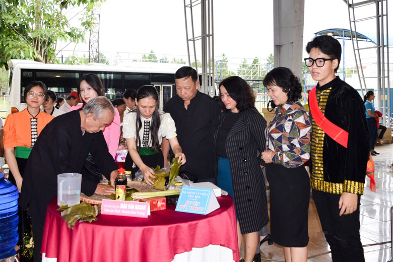 Ông Mào Văn Ngoan cùng đoàn Đức Trọng tham gia Liên hoan Gia đình văn hóa tiêu biểu các dân tộc tỉnh Lâm Đồng năm 2022 nhân Ngày Gia đình Việt Nam 28/6 vừa được tổ chức tại Bảo Lộc
