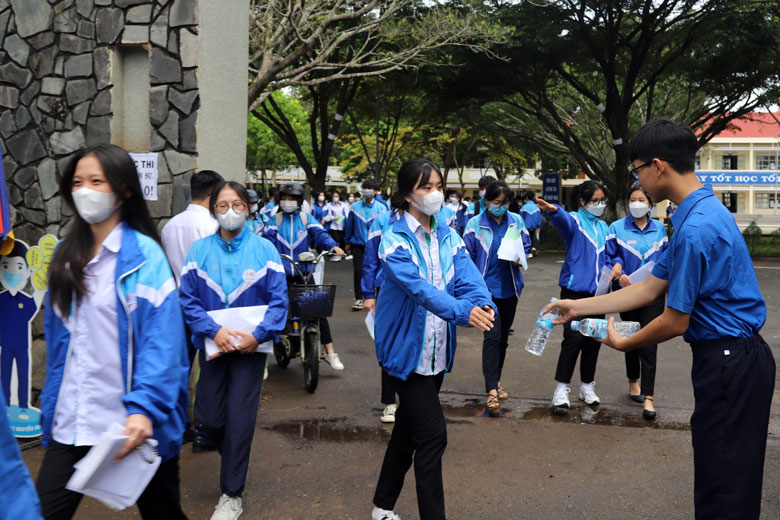 Thanh niên tình nguyện TP Bảo Lộc tiếp nước cho thí sinh sau thời gian làm bài căng thẳng của mỗi môn thi.