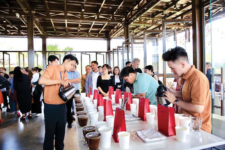 Đúng như tên gọi, du khách sẽ có những trải nghiệm thực tế, đọng lại những ấn tượng đẹp và khó quên về hương vị của những hạt cà phê kết tinh từ đất lành, được chăm sóc và thu hái bởi hơn 3.000 hộ nông dân cần cù lao động, đồng lòng phát triển mô hình cà phê bền vững; góp phần giữ gìn, bảo vệ và tôn trọng vẻ đẹp của thiên nhiên xanh; cũng như góp phần kết nối, giới thiệu cà phê đặc sản địa phương Lâm Đồng đến người tiêu dùng Việt Nam và thế giới
