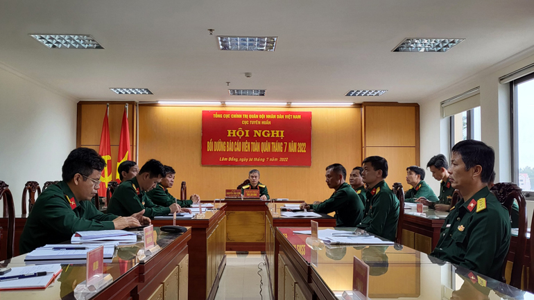 Đại tá Nguyễn Văn Sơn – Phó Chính uỷ Bộ Chỉ huy Quân sự tỉnh chủ trì hội nghị tại điểm cầu Lâm Đồng