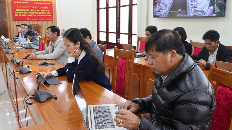 Các phóng viên, biên tập viên các cơ quan báo chí Trung ương và địa phương tham dự tập huấn tại điểm cầu Lâm Đồng. ảnh: Thụy Trang 