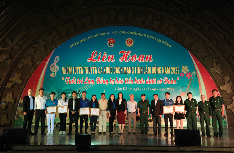 Đại diện Ban tổ chức trao giải cho các nhóm dự thi tuyên truyền ca khúc cách mạng