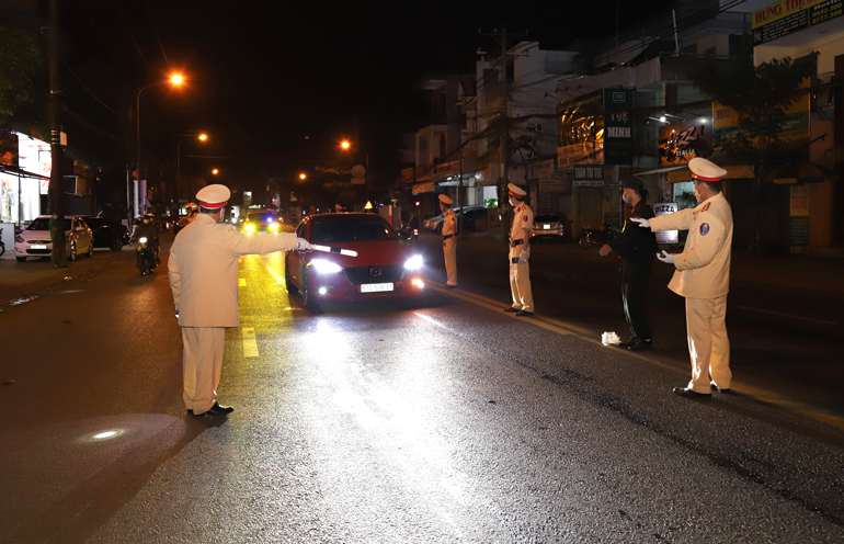Lực lượng chức năng lập chốt kiểm tra nồng độ còn trên Quốc lộ 20 đoạn qua phường B’Lao (TP Bảo Lộc) vào tối 15/7