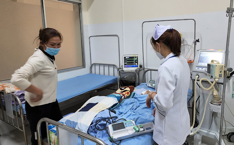 Bé gái L. đang được các y, bác sỹ Bệnh viện Nhi Lâm Đồng chăm sóc tích cực