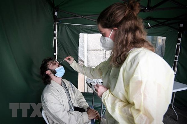 Nhân viên y tế lấy mẫu xét nghiệm COVID-19 cho người dân tại Paris, Pháp ngày 6/7/2022.