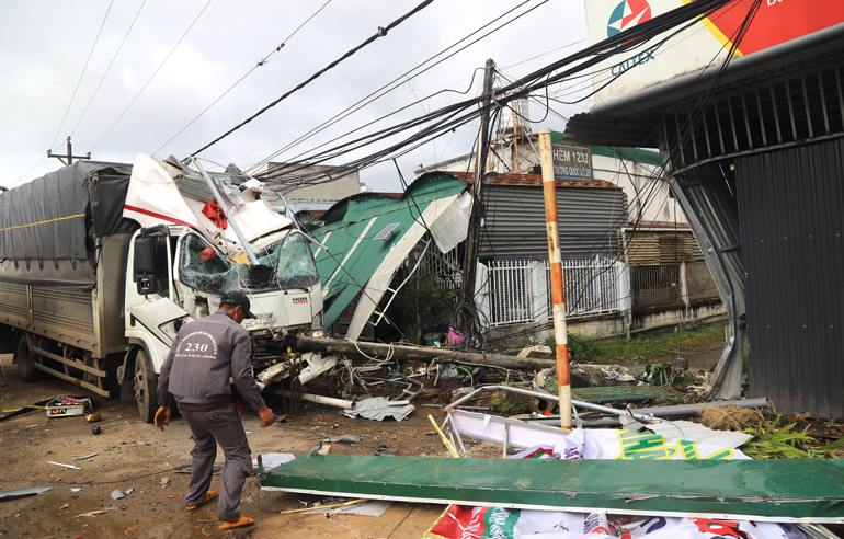 Bảo Lộc: Xe tải tông sập mái hiên nhà dân, gãy trụ điện