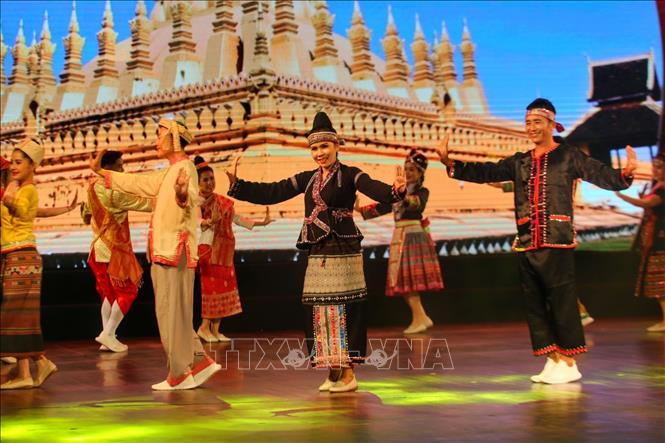 Tiết mục múa và hát "Phàu Lào Sa Mắc Khi" (Dân tộc Lào đoàn kết) của các nghệ sĩ Lào