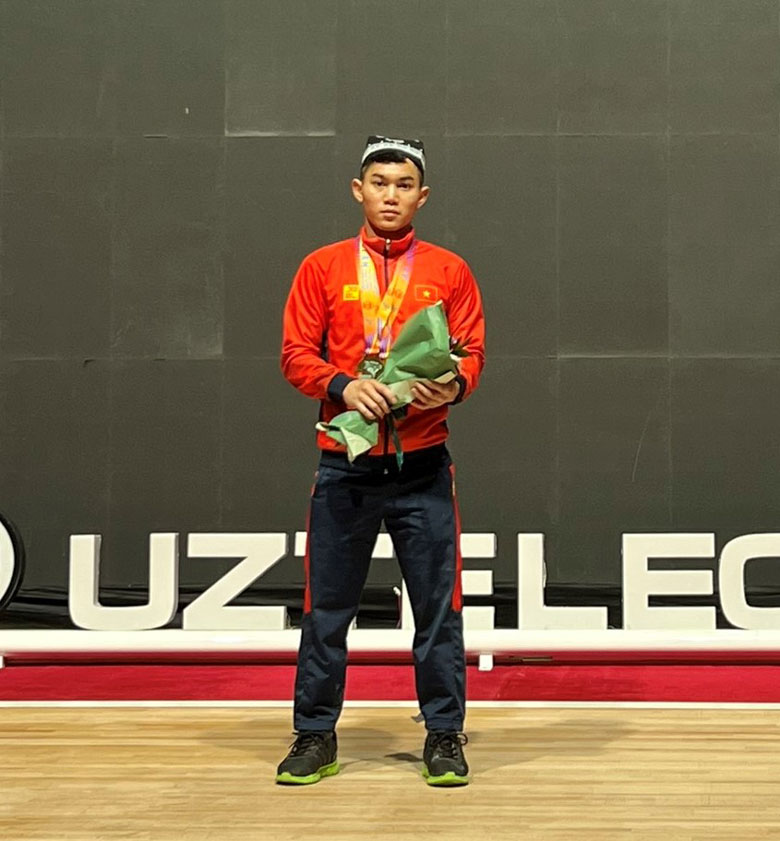 VĐV K'Dương của Lâm Đồng phá kỷ lục châu Á và thế giới, giành 3 huy chương vàng tại giải vô địch cử tạ Thanh thiếu niên và vô địch Trẻ châu Á