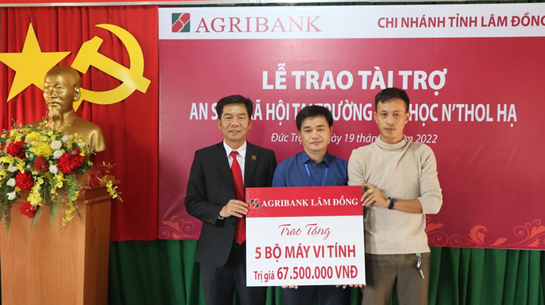 Agribank chi nhánh Lâm Đồng trao tặng máy tính cho Trường Tiểu học N’thol Hạ 