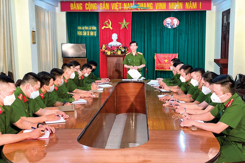 Đại tá Đinh Xuân Huy - Phó Giám đốc Công an tỉnh, họp chỉ đạo án với Phòng Cảnh sát Hình sự Công an Lâm Đồng