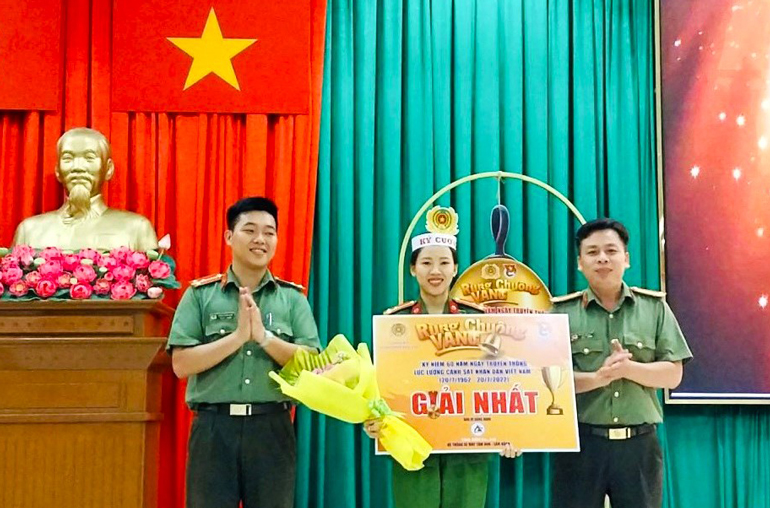 Ban tổ chức trao giải nhất cho Thượng úy Lê Thị Hương – Đội Quản lý Hành chính