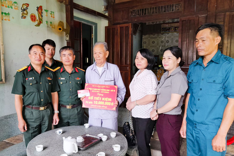 Bộ Chỉ huy Quân sự tỉnh Lâm Đồng thăm hỏi, trao tặng sổ tiết kiệm cho gia đình thương binh Trần Văn Viên