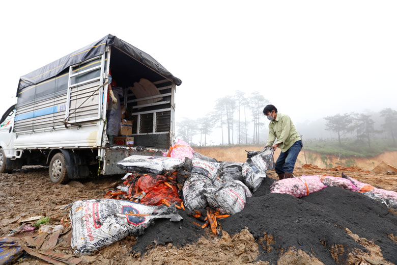 Lực lượng chức năng tiêu hủy phân bón giả, kém chất lượng tại bãi rác Cam Ly