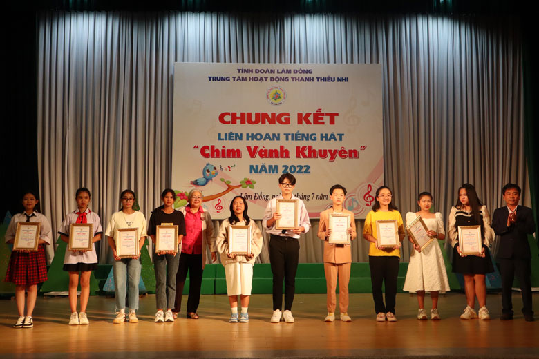 Ban tổ chức trao giải cho các thí sinh tham gia Liên hoan
