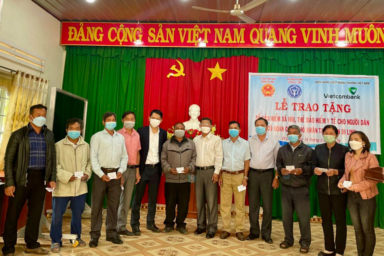 Trao tặng thẻ BHYT cho người dân có hoàn cảnh khó khăn tại huyện Di Linh