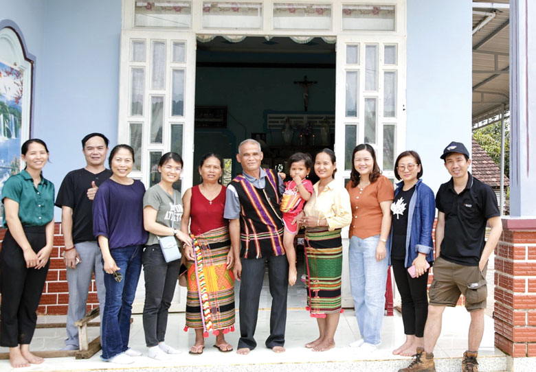 Du khách đến thăm gia đình nghệ nhân ưu tú Điểu K’Lộc và vợ là bà Điểu Thị Chóc - Tổ trưởng Tổ Dệt thổ cẩm thôn Bù Gia Rá