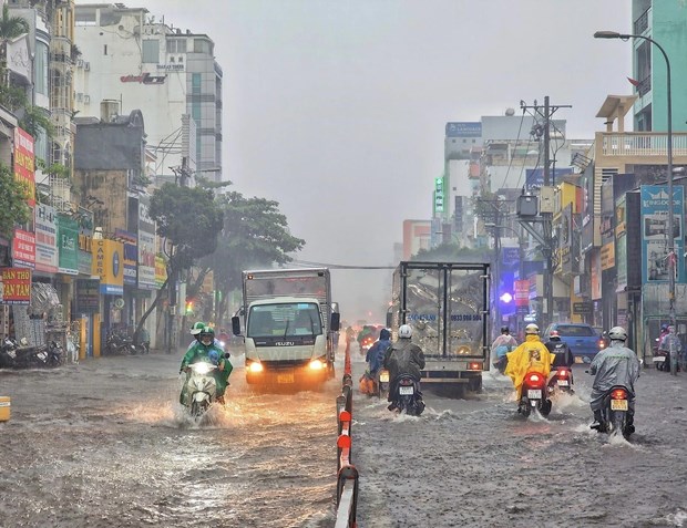 Đường Bạch Đằng, quận Tân Bình, Thành phố Hồ Chí Minh biến thành sông trong mưa