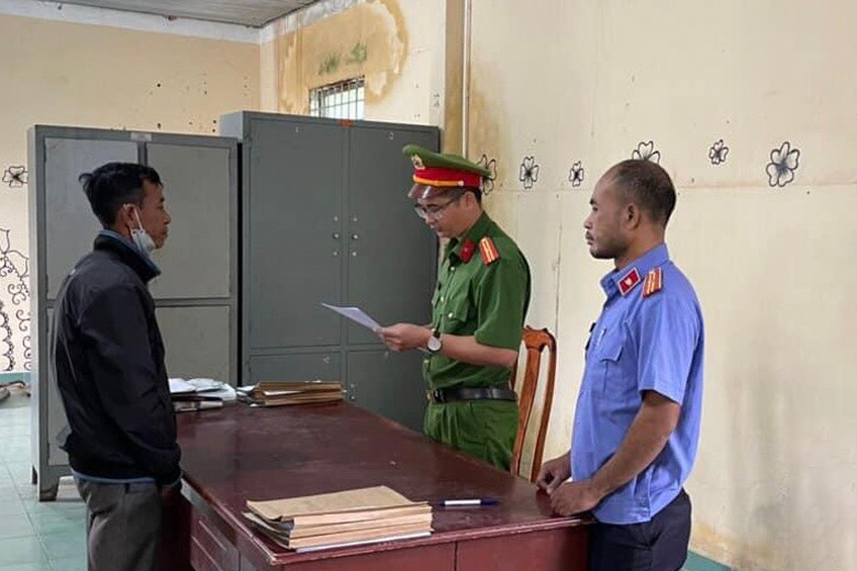 Cơ quan Cảnh sát Điều tra và Viện Kiểm sát Nhân dân huyện Đam Rông thi hành lệnh bắt tạm giam đối với đối tượng Sơn Hoà