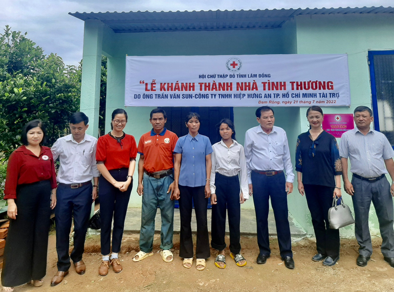 Hội Chữ thập đỏ Lâm Đồng và nhà tài trợ trao tặng nhà tình thương Chữ thập đỏ cho hộ ông Păng Tiêng Ha Thâng, thôn Đa xế, xã Đạ M’ Rông, huyện Đam Rông
