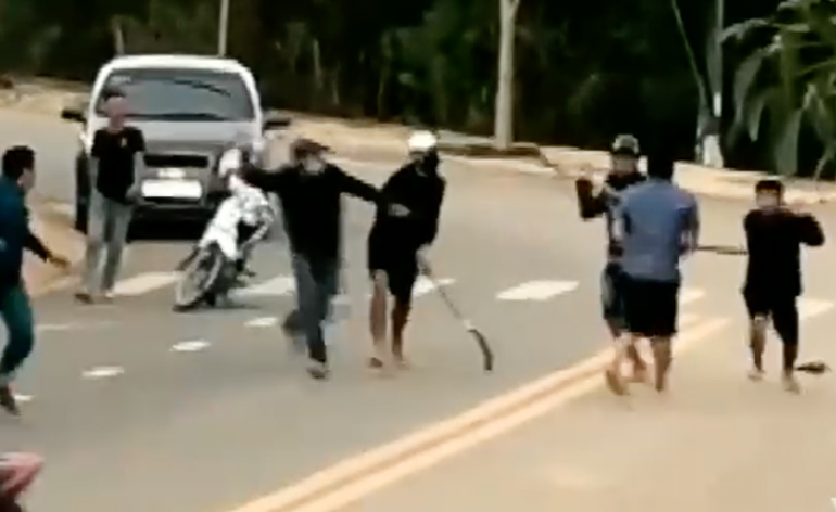 Hình ảnh 2 nhóm thanh niên đánh nhau tại khu vực ngã ba giao giữa đường Bi Doup và đường Điện Biên Phủ (thuộc tổ dân phố Đăng Lèn, thị trấn Lạc Dương) ngày 15/7