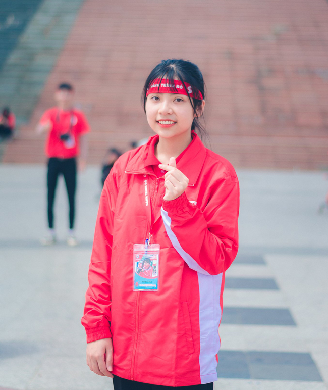 Đoàn Thị Anh Thương, sinh viên năm 3 của Trường Đại học Đà Lạt là thủ lĩnh CLB Hành trình đỏ -Kết nối yêu thương tỉnh Lâm Đồng, Trưởng ban điều phối Chương trình Hành trình đỏ Lâm Đồng năm 2022