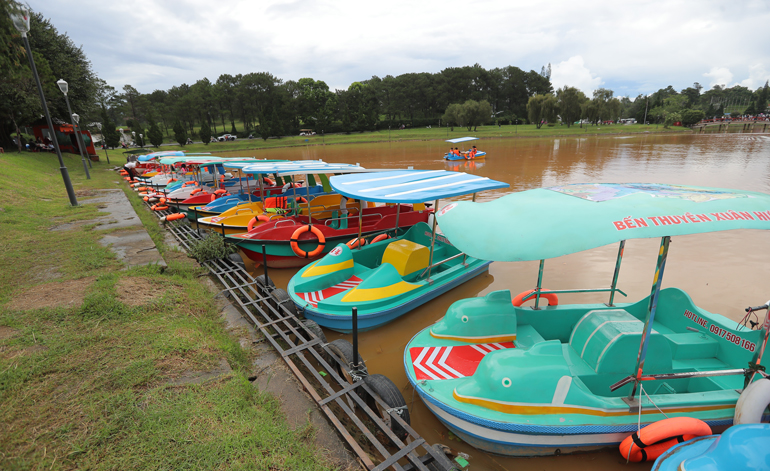 Tạm dừng hoạt động bến thuyền đạp nước trên hồ Xuân Hương để hoàn tất hồ sơ cấp phép theo quy định