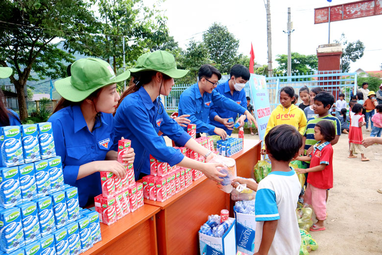 Sinh viên tình nguyện tổ chức Chương trình Đổi rác thải nhựa lấy sữa tại xã Đạ Long, huyện Đam Rông
