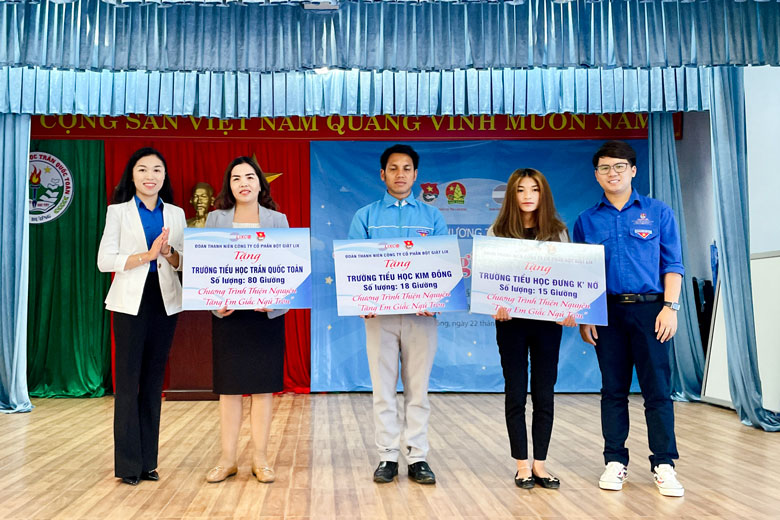 Chương trình tặng giường tầng cho các trường học trên địa bàn huyện Lạc Dương