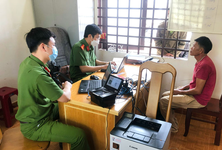 Công an huyện Di Linh thực hiện tháng cao điểm CCCD