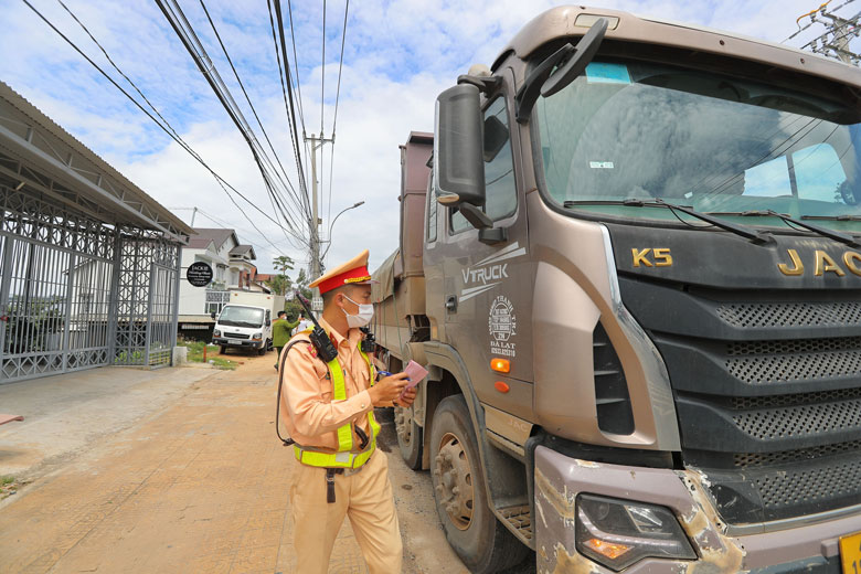 Đội Cảnh sát giao thông - Trật tự, Công an TP Đà Lạt lập biên bản 1 xe tải chở quá tải trọng cho phép 89% vào ngày 18/7 trên đường Mai Anh Đào (Phường 8)