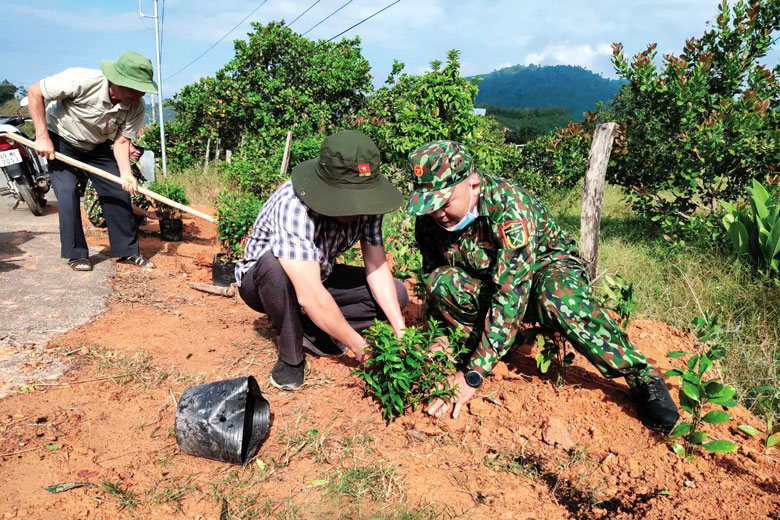 Lực lượng vũ trang huyện Đạ Tẻh học tập và làm theo Bác