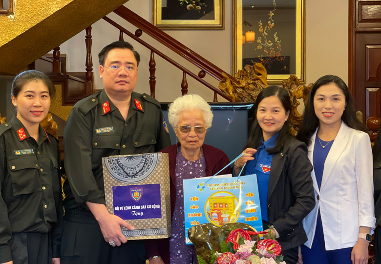Tỉnh Đoàn Lâm Đồng và Bộ Tư lệnh Cảnh sát Cơ động thăm, tặng quà Mẹ Việt Nam Anh hùng