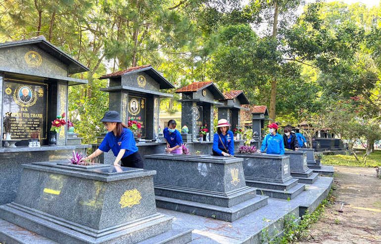 Hơn 300 bạn trẻ ra quân chăm sóc Nghĩa trang Liệt sỹ Bảo Lộc