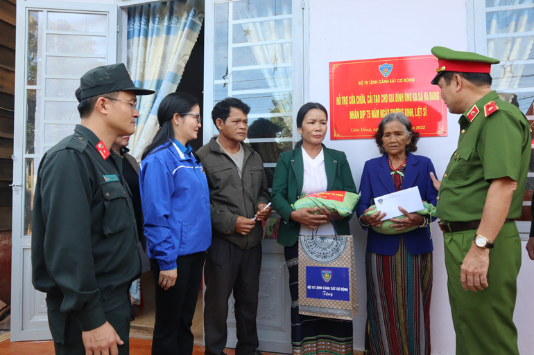 Tỉnh Đoàn Lâm Đồng và Bộ Tư lệnh Cảnh sát Cơ động thăm hỏi, bàn giao nhà cho các gia đình chính sách