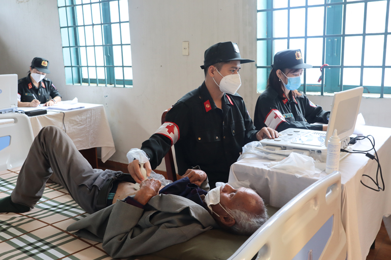Cán bộ, chiến sĩ Bộ Tư lệnh Cảnh sát Cơ động khám bệnh cho bà con xã N’Thol Hạ