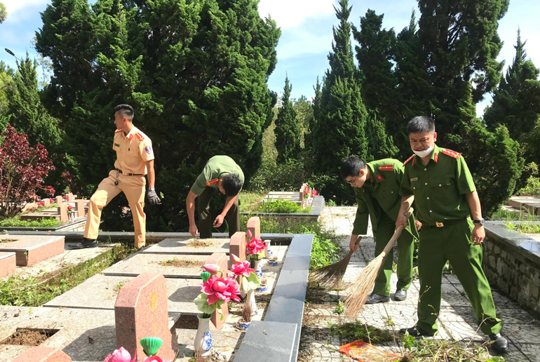 Ra quân Ngày Chủ nhật xanh chăm sóc nghĩa trang liệt sĩ thành phố Đà Lạt