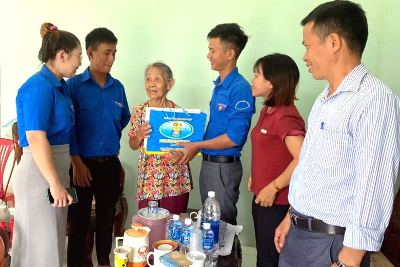 Tuổi trẻ các xã, thị trấn trên địa bàn huyện Đạ Huoai thăm hỏi, tặng quà các gia đình thương binh, bệnh binh, gia đình liệt sỹ, gia đình chính sách