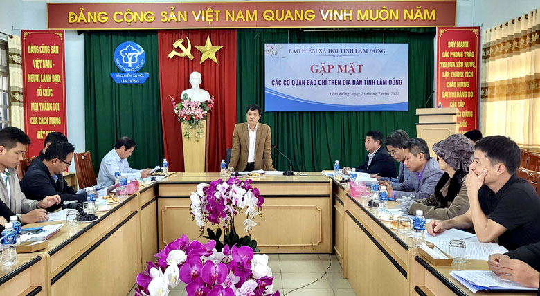 Ông Trần Văn Sơn - Phó Giám đốc Bảo hiểm Xã hội tỉnh thông tin một số hoạt động nổi bật trong năm 2021 và 6 tháng đầu năm 2022