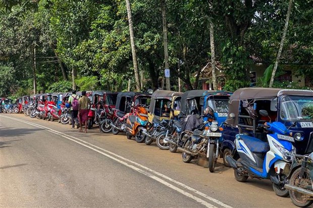 Các phương tiện xếp hàng chờ bơm xăng tại Pugoda, Sri Lanka