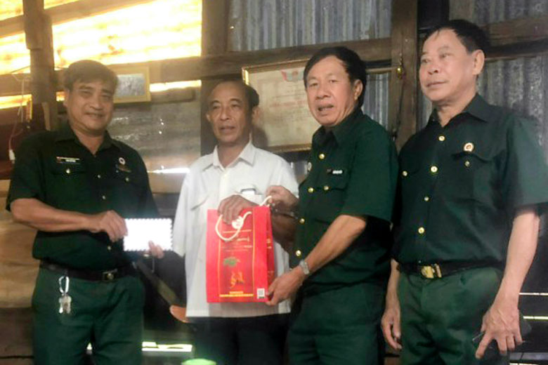 Hội Cựu chiến binh huyện Bảo Lâm thăm, tặng quà thương binh Dương Văn Thông
