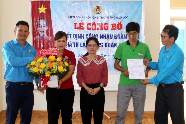 LĐLĐ TP Bảo Lộc trao Quyết định thành lập công đoàn cơ sở và tặng hoa chúc mừng