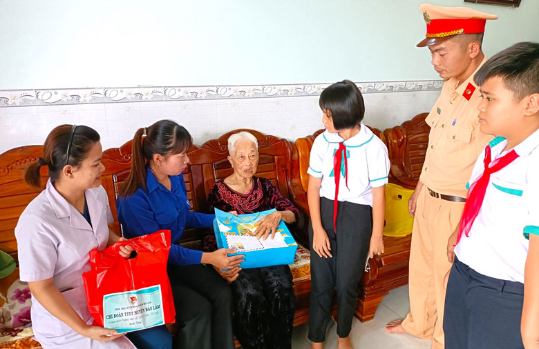 Tuổi trẻ huyện Bảo Lâm thăm, tặng quà Mẹ Việt Nam Anh hùng Bùi Thị Xê (xã Lộc Thành)