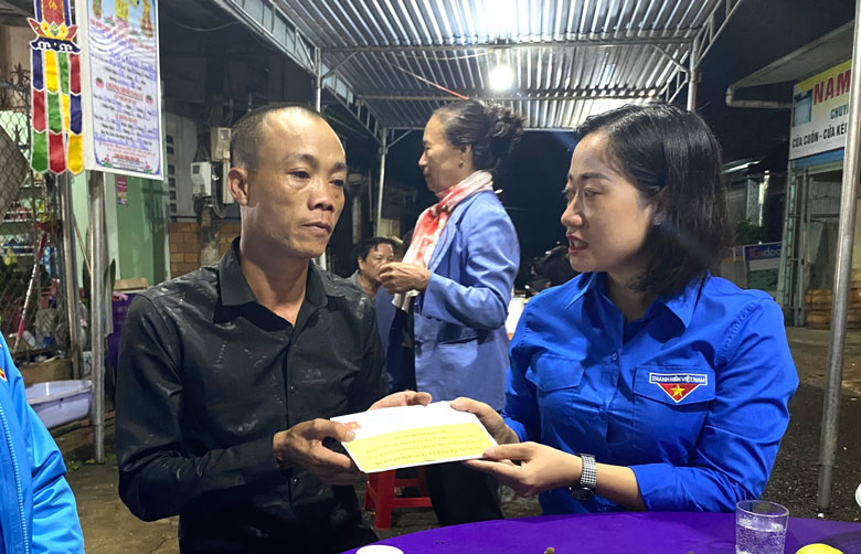 Chị Nguyễn Hà Thanh – Bí thư Thành đoàn Bảo Lộc trao hỗ trợ số tiền 34,7 triệu đồng giúp gia đình ông Thông