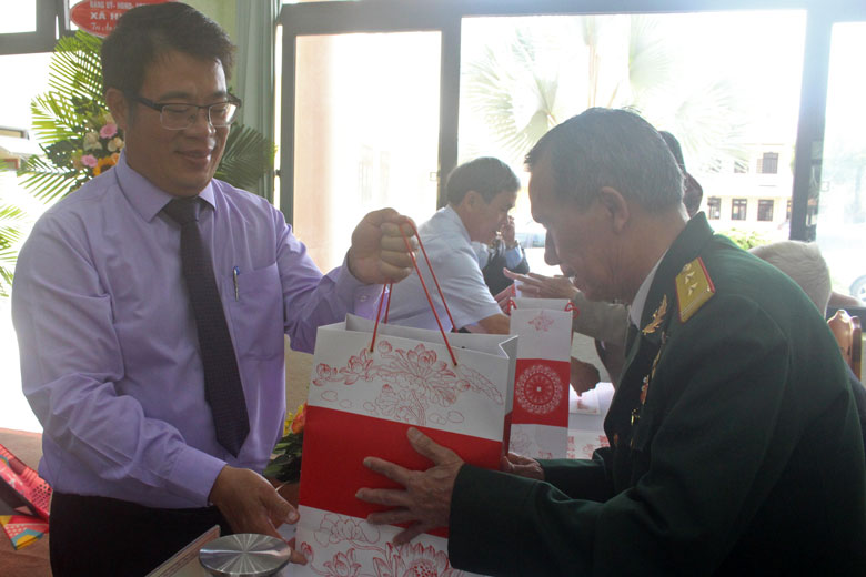 Đồng chí Nguyễn Ngọc Phúc – Bí thư Huyện ủy, trao quà cho Anh hùng LLVT Ngô Xuân Đệ